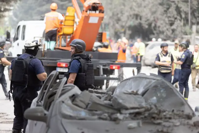 Carro destruído por explosão