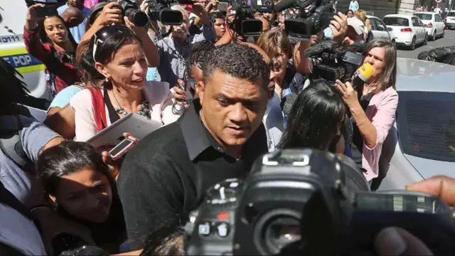 खटला जिंकल्यानंतर सेलेस्ट आणि मोर्न नर्स 