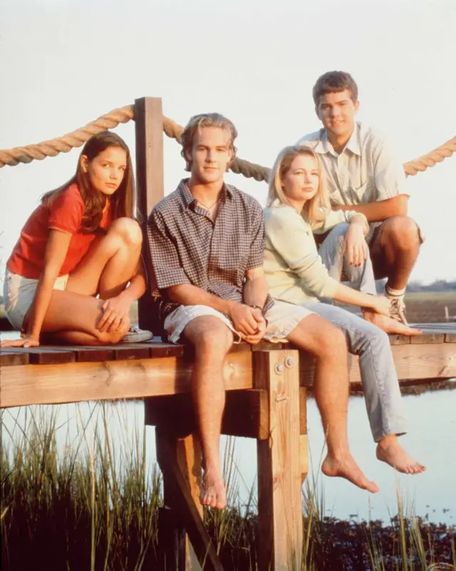 Televizyon dizisi Dawson’s Creek’in oyuncu kadrosu 1997 yılında bir fotoğraf için poz veriyor. Soldan sağa: Katie Holmes, James Van Der Beek, Michelle Williams ve Joshua Jackson.