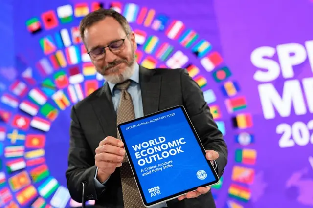IMF baş ekonomisti Pierre-Olivier Gourinchas, kuruluşun Dünya Ekonomik Görünümü Raporu'nun açıklandığı basın toplantısında, raporun kapağının yer aldığı bir tableti elinde tutarken.