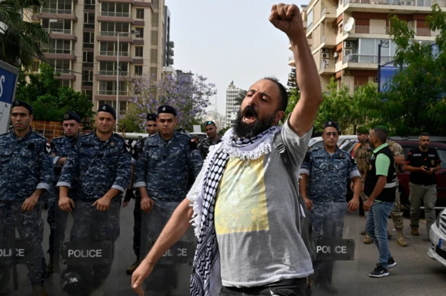 बेरुत में भी इसराइल पर सैन्य कार्रवाई रोकने की मांग के साथ प्रदर्शन हो रहे हैं.