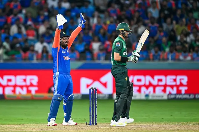 2 ஓவர் முடிவில் 11-0 என்ற நிலையில் பாகிஸ்தான் விளையாடி வந்தது.