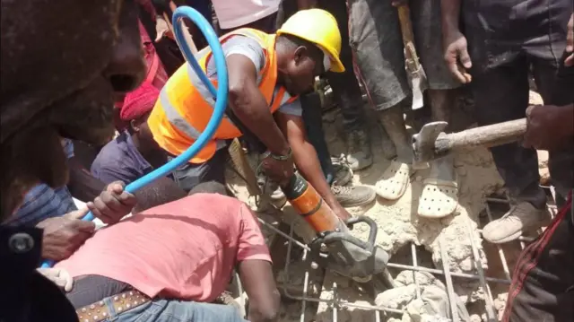 Àwọn òṣìṣẹ́ ìṣẹ̀lẹ̀ pàjáwìrì