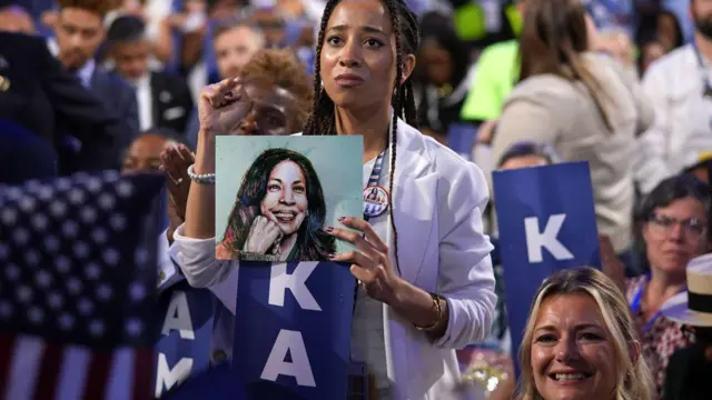 Apoiadorapopok vbetKamala Harris durante a Convenção Nacional Democrata 