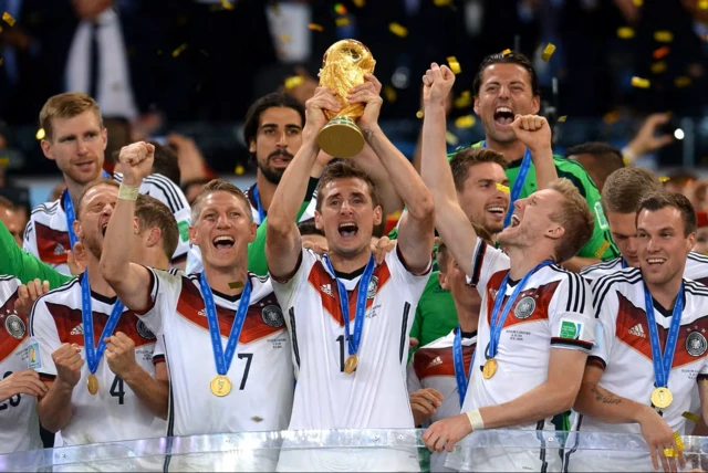 الألماني ميروسلاف كلوزة يرفع كأس العالم في مونديال 2014