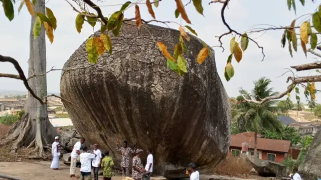 Okuta ribiti ati awọn to n bọ ọ labẹ rẹ