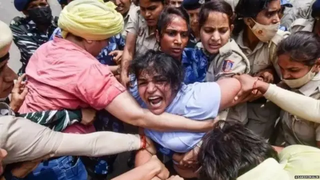 बृजभूषण शरण सिंह यांची महिला कुस्तीपटूंच्या लैंगिक छळ प्रकरणातून निर्दोष मुक्तता