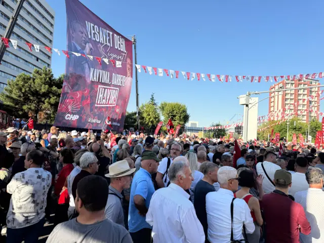 alanda toplanan kalabalık. 