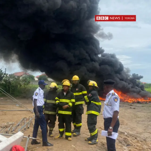 Àwọn òṣìṣẹ́ NDLEA níbi tí wọ́n ti ń dáná sun egbògi olóró náà