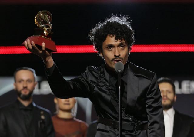 Juancho Valencia con un Grammy