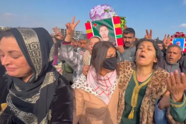 بعدازظهر، مردم راهی قبرستان شهر می‌شوند، برای بار چند هزارم در این ده سال