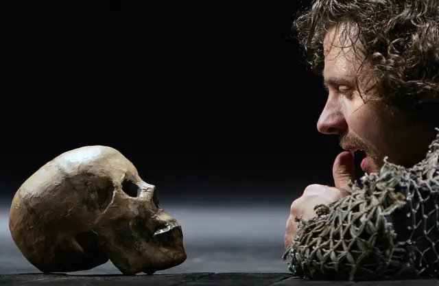 Hamlet regarde un crâne, dans une scène du célèbre monologue de la pièce de Shakespeare, lors d'un spectacle en Russie en 2006.