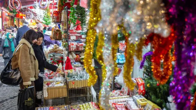 Türkiyede yılbaşı alışverişi yapan kadınlar, kalabalık bir sokak, yılbaşı süsleri