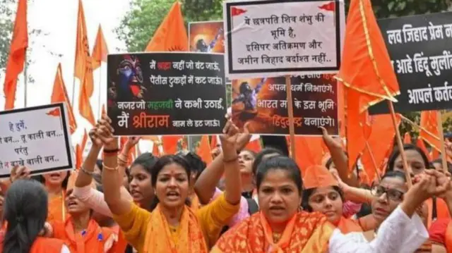 संस्कृतीच्या नावाखाली पुराणमतवादी बंधन मान्य केल्याने महिला सशक्तीकरणाचं नुकसान होतं असं सामाजिक कार्यकर्ते म्हणतात.