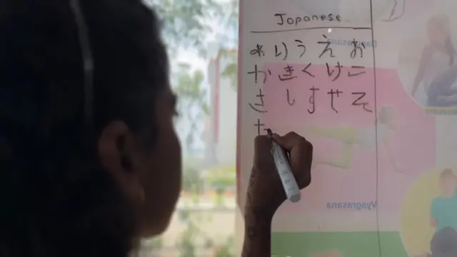 इथं मुलांना मुलांकडूनच शिकवलं जातं.