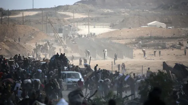 فلسطينيون يتجمعون عند نقطة توزيع طعام تديرها مؤسسة غزة الإنسانية (GHF)، المدعومة من الولايات المتحدة وإسرائيل، بالقرب من معبر نتساريم وسط قطاع غزة، في 2 أغسطس/آب 2025.