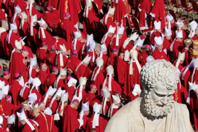 Los cardenales fueron los primeros en ingresar a la Plaza San Pedro.