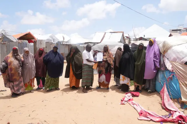 Xaliimo waxaa lagu wareejiyay dukumantiga booskeeda iyadoo ay saaxibadeed garab taaganyihiin