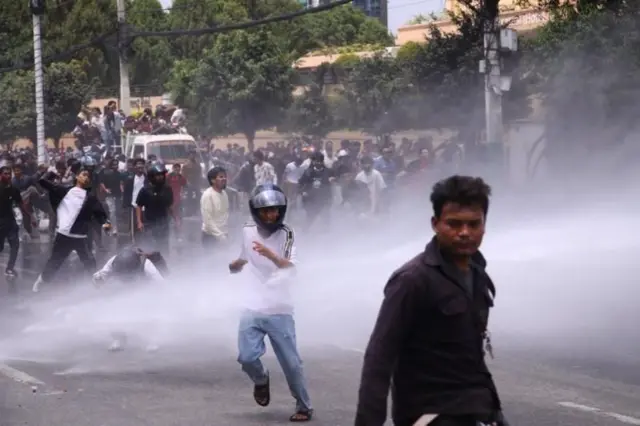 जेन जी आन्दोलनका क्रममा सडकमा खटिएका प्रहरी पानीको फोहोरा प्रहार गर्दै
