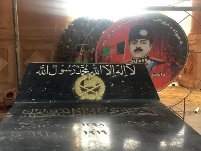 په جلال اباد کې د شاه امان الله خان مقبره.