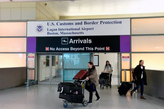 Зона прибытия терминала E в аэропорту Логан в Восточном Бостоне.