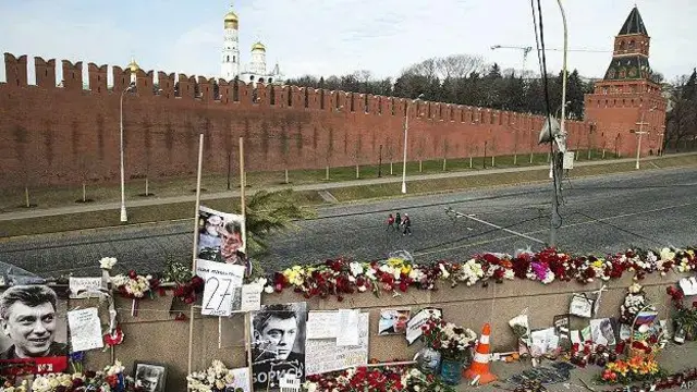 Квіти на місці загибелі Бориса Нємцова в Москві