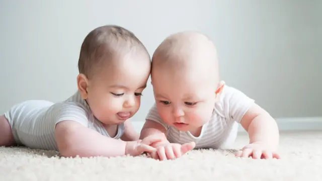 Ilustrasi bayi sedang bermain.