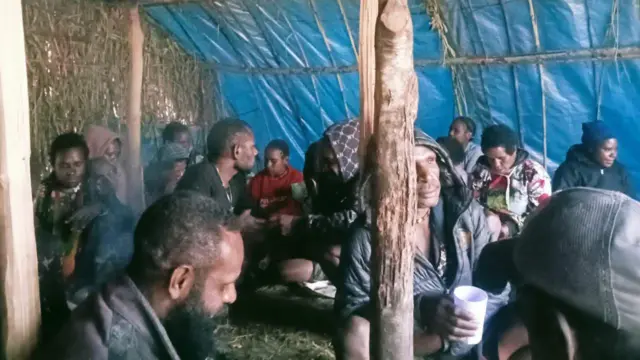 Dalam satu tenda di Distrik Omukia, Kabupaten Puncak, disebut diisi oleh ratusan warga. 