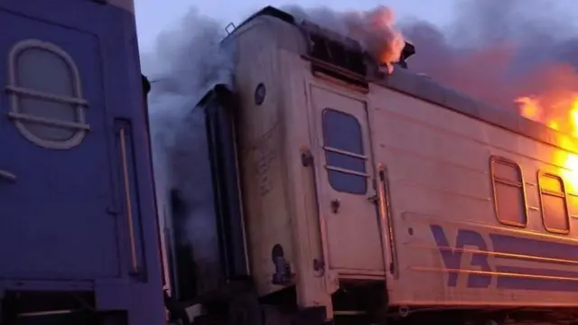 Задимлений вагон, який горить