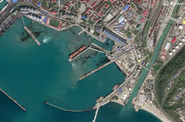 Снимок из космоса от 17 апреля, на котором видны нефтяные пятна на воде в районе порта Туапсе 