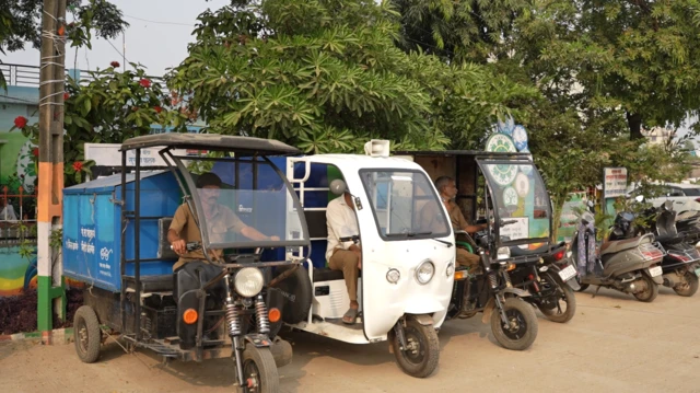 ग्रामपंचायतीने सगळ्या घंटागाड्या बाजूला सारून ईलेक्ट्रीक व्हेईकल आणल्या.