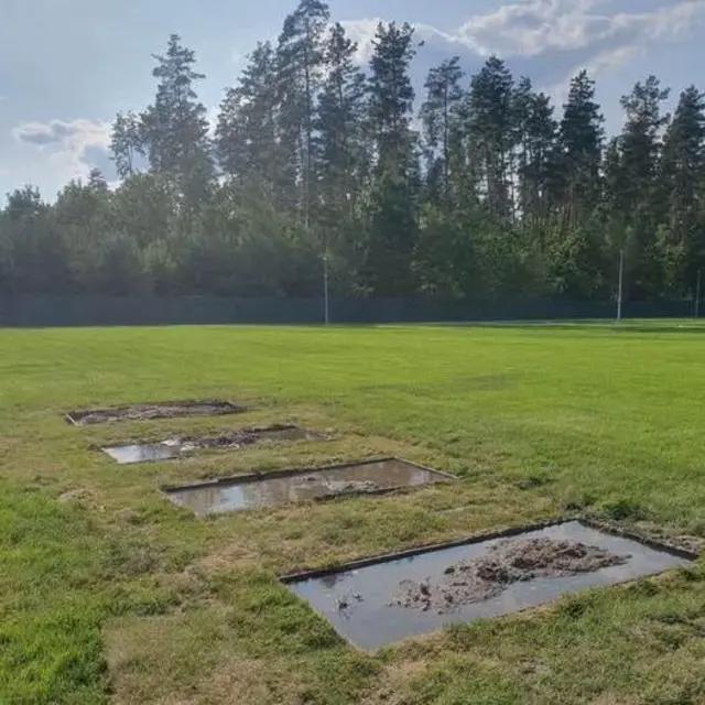 На фото кілька прямокутних ям, заповнених водою