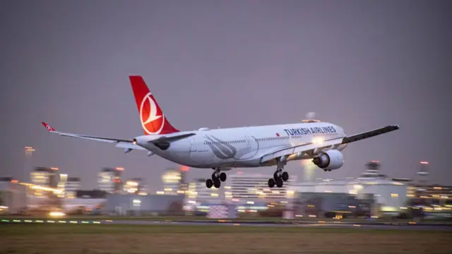 طائرة إيرباص A330 عريضة تابعة للخطوط الجوية التركية، تهبط مساءً في مطار أمستردام سخيبول