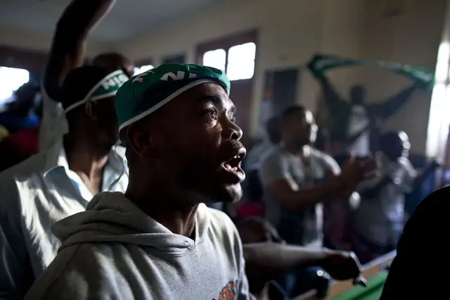 Pipo wey dey watch football