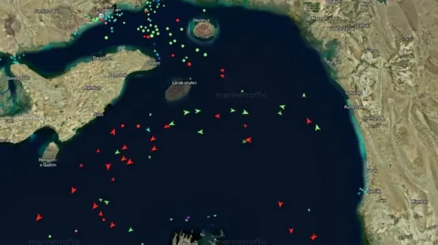 MarineTraffic сервисинин маалыматына караганда, коммерциялык кемелер Ормуз кысыгы аркылуу өтө баштаган, бирок ишемби күнү кысык жабылгандан кийин багытын өзгөртүүгө мажбур болушту.