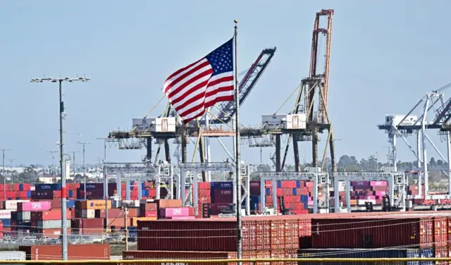 Kontainer-kontainer pengiriman ditumpuk tinggi di Pelabuhan Long Beach pada 4 Maret 2025 di Long Beach, California, seiring dengan pemberlakuan tarif Presiden AS Donald Trump terhadap Kanada dan Meksiko. Presiden AS Donald Trump dapat mengumumkan kesepakatan tarif kompromi dengan Kanada dan Meksiko pada 5 Maret, kata menteri perdagangannya dalam sebuah wawancara, tak lama setelah tarif besar-besaran sebesar 25 persen diberlakukan. "Saya pikir dia akan mencapai kesepakatan dengan mereka," kata Howard Lutnick kepada Fox Business pada hari Selasa. "Kemungkinan besar hasilnya akan berada di tengah-tengah, presiden akan bernegosiasi dengan Kanada dan Meksiko, tetapi tidak sepenuhnya." 