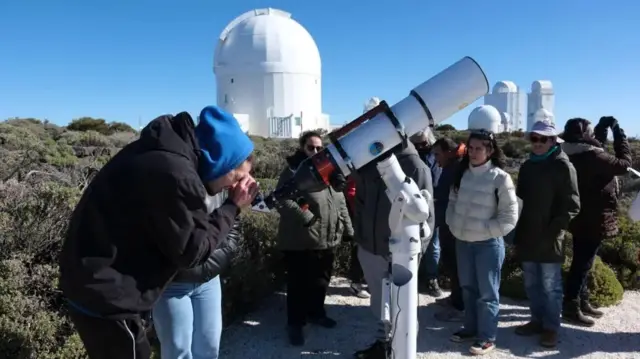 Observadores celestes usam um telescópio calibrado no Observatório de Teide, em Tenerife, Espanha