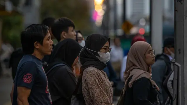 Kelompok buruh FSBPI dan KSBSI menyebut kenaikan upah minimum nasional sebesar 6,5% pada tahun depan "tidak ada artinya" jika pemerintah memberlakukan setidaknya sepuluh kebijakan baru yang membebani kelas pekerja.