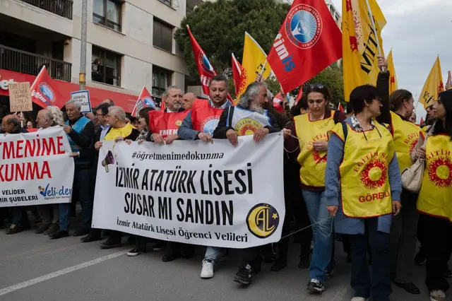 Proje okullardaki öğretmen atama sistemine karşı çıkan İzmir Atatürk Lisesi Öğrenci Velileri protesto yürüyüşü yaptı. 