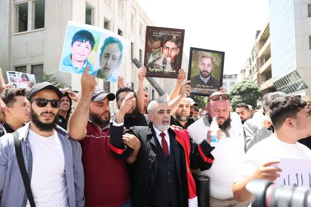 Un grupo de familiares de víctimas sirias protestan ante los tribunales en celebración a las condenas, en ausencia, contra Assad y su hermano el pasado 11 de agosto.
