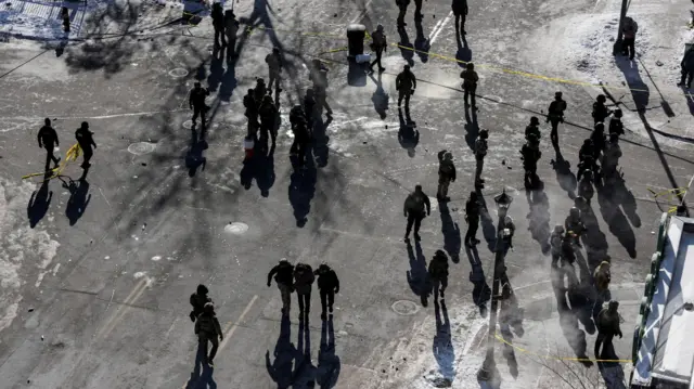 Agentes federais no local de um tiroteio envolvendo agentes federais de imigração em Minneapolis, Minnesota, EUA, em 24 de janeiro de 2026.