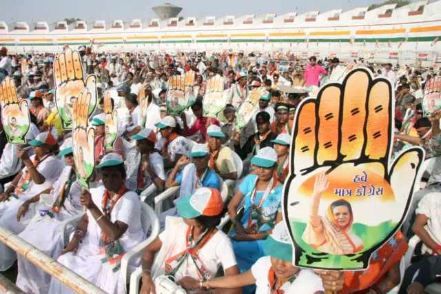 2007માં અમદાવાદ ખાતે સોનિયા ગાંધીની જાહેરસભામાં પાર્ટી સમર્થક