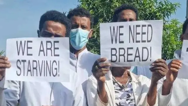 ችግራቸውን የሚገልጽ ጽሁፍ የያዙ የሕክምና ባለሙያዎች 