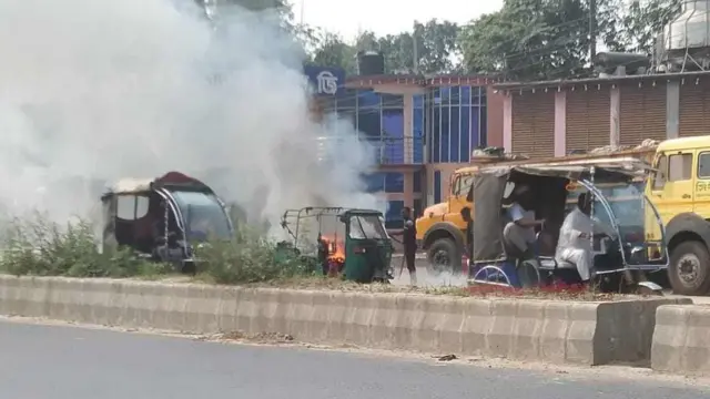 বগুড়ায় যানবাহনে কে বা কারা আগুন ধরিয়ে দেয়।