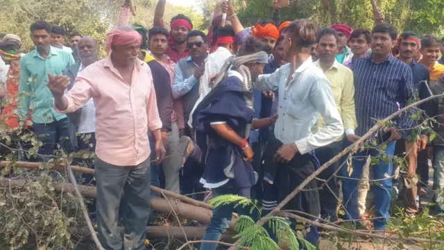 આદિવાસી સમાજની તસવીર