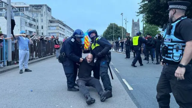 Полиция задерживает протестующего