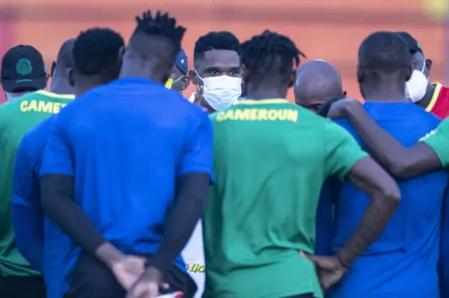 Samuel Eto'o en compagnie des joueurs du Cameroun