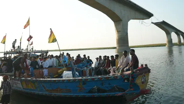 विक्रमशिला सेतु टूटने के बाद लोगों की जिंदगी नाव पर निर्भर हो गई है
