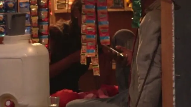 Wasichana hao huwasubiri wateja wao karibu na eneo moja la kupiga simu