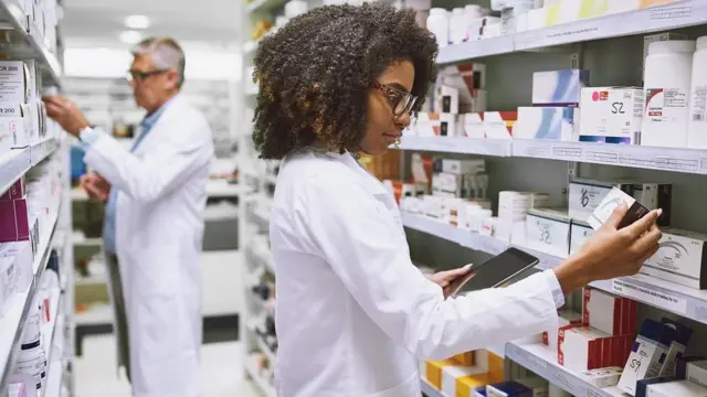 طبيبة وسط الأدوية داخل صيدلية